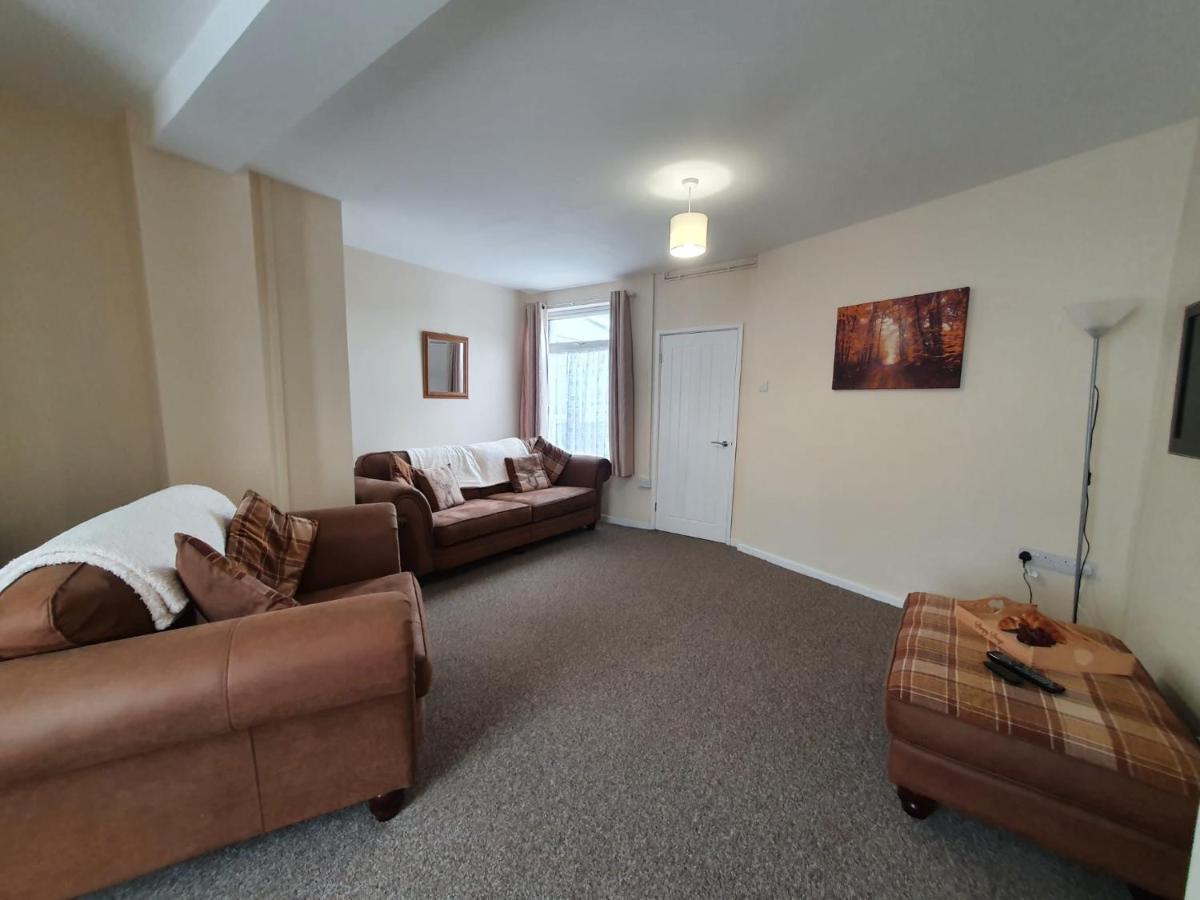 2 Bed House, Contractors & Holiday Guests Welcomed Dowlais Екстер'єр фото