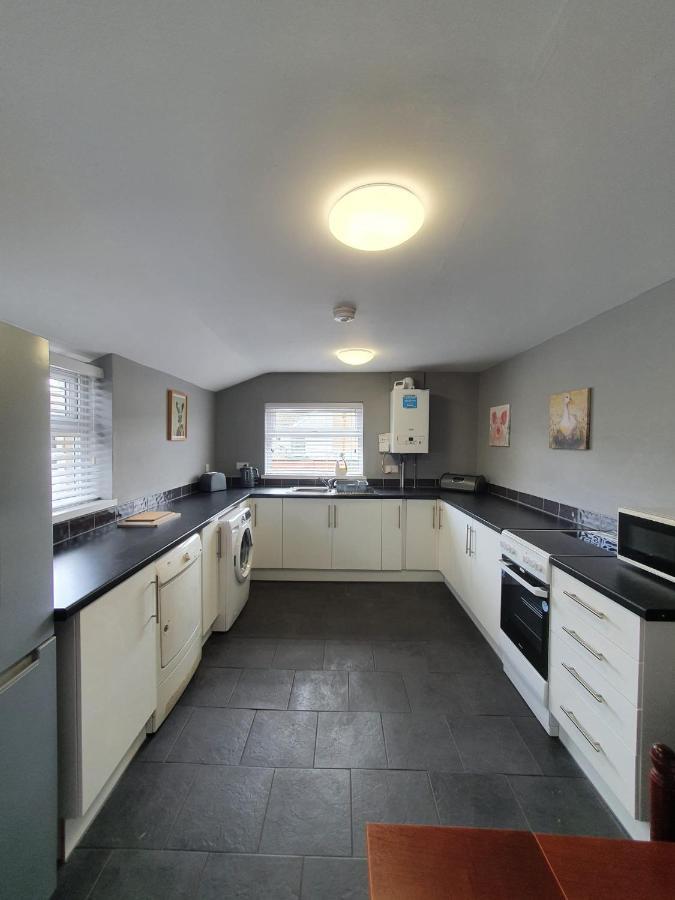 2 Bed House, Contractors & Holiday Guests Welcomed Dowlais Екстер'єр фото