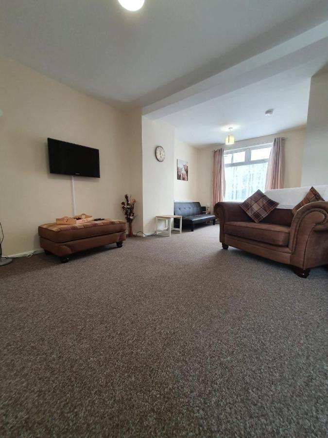 2 Bed House, Contractors & Holiday Guests Welcomed Dowlais Екстер'єр фото